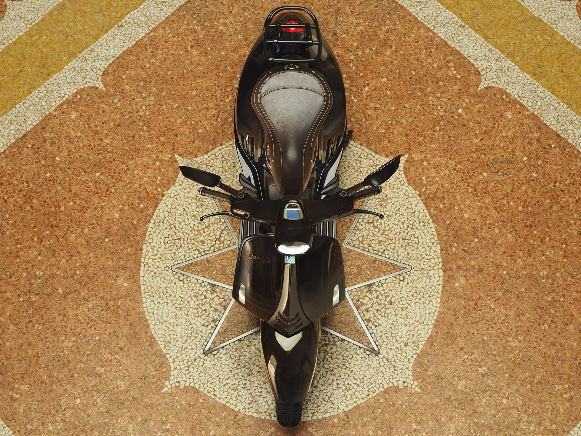 Vespa 946 Horse in Marrone