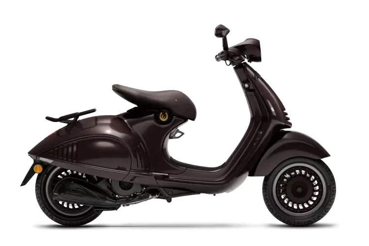 Vespa 946 Horse limited edition in Marrone